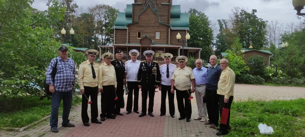 Белгородские ветераны военно-морского флота у храма Иоанна Кронштадтского